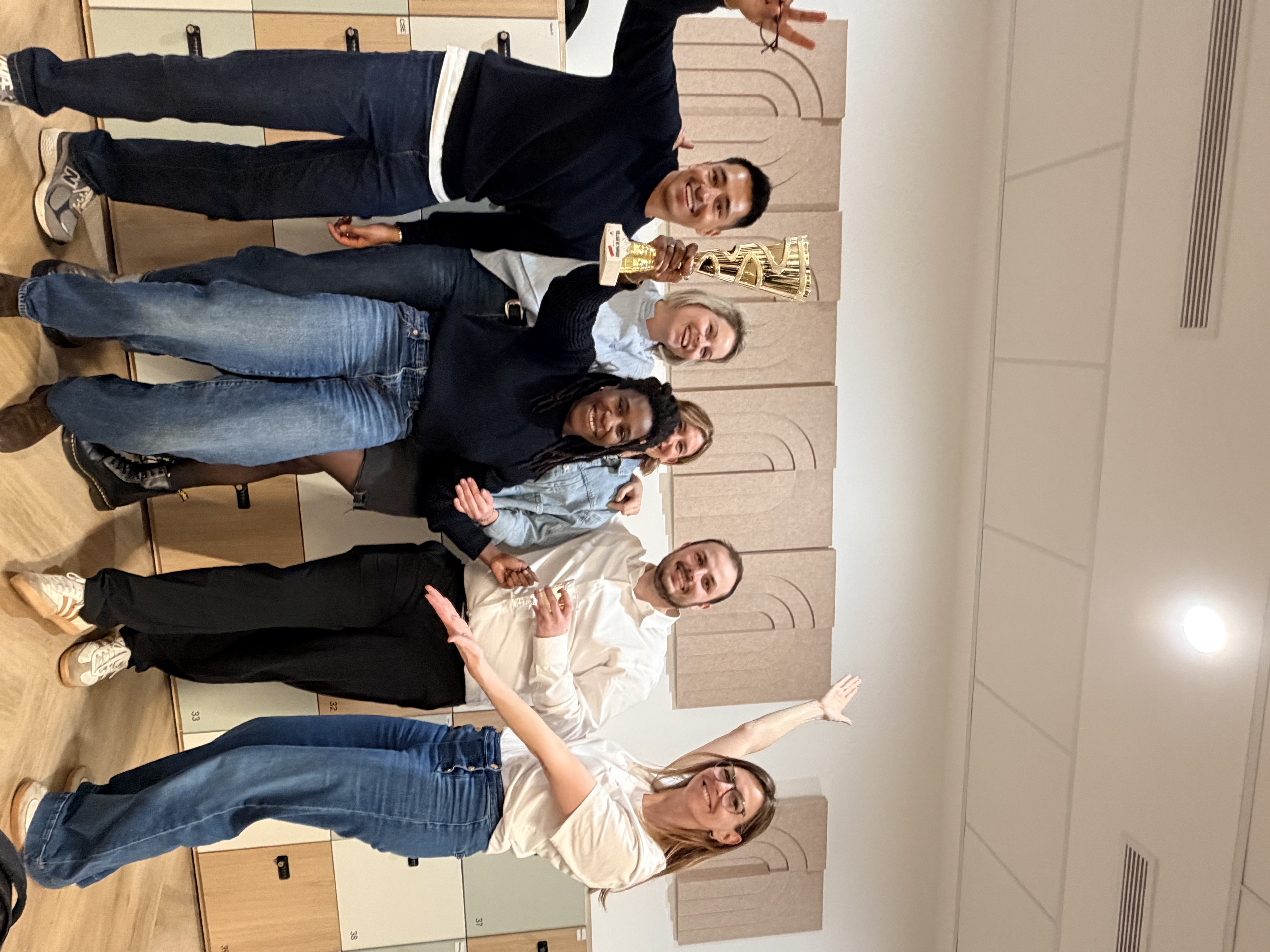 Équipe en train de relever un défi collectif lors d'un team building Funky Colibri